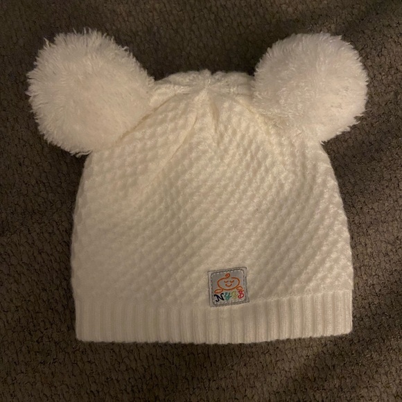 Adorable White Baby Pom-Pom Beanie and Mittens Set 6-18 months - Picture 3 of 6